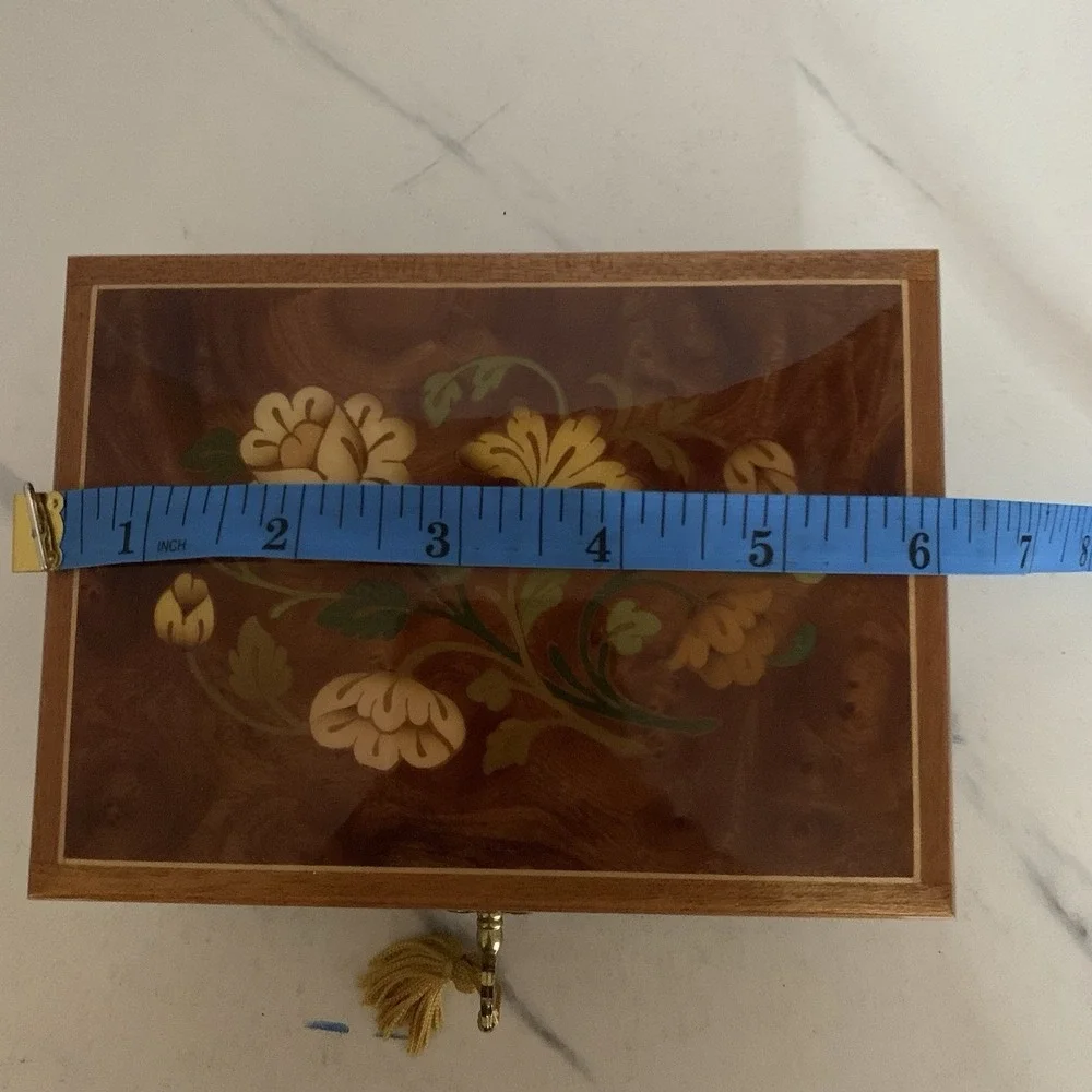 Sorrento Wood Veneer Music Jewelry Box w Key, Reuge Movement Memory